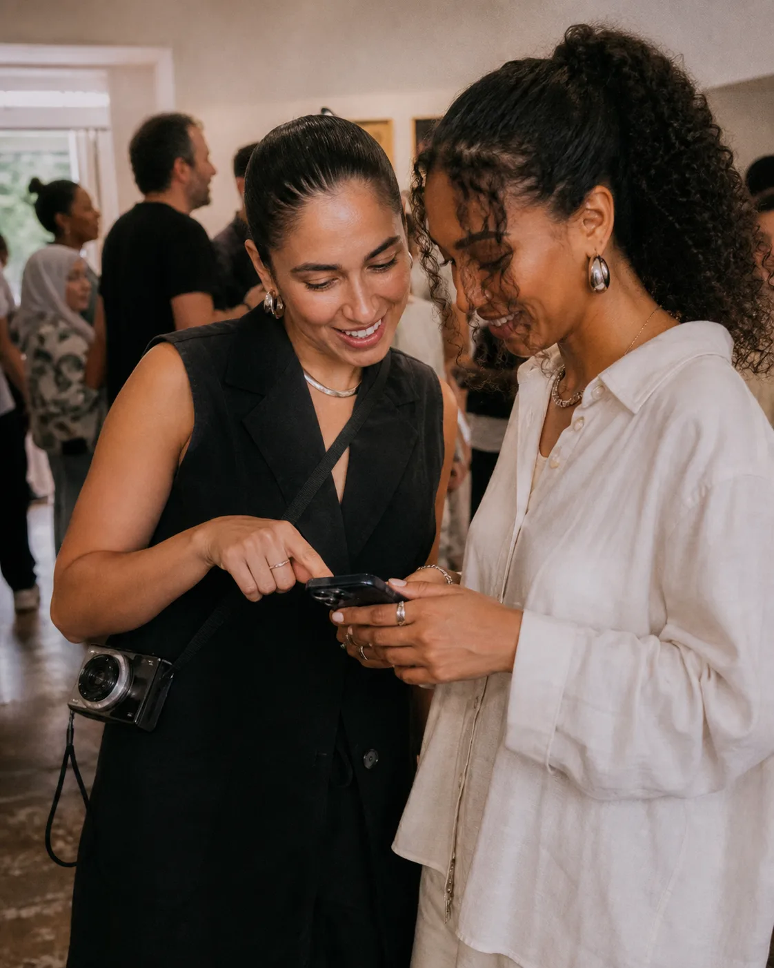 Creators trocando ideias em um evento